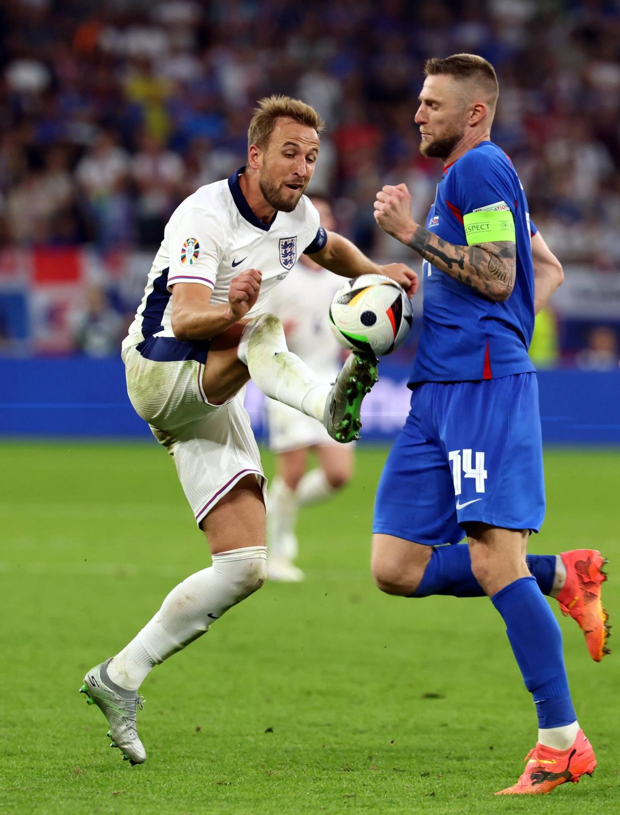 乌拉圭险胜日本，阿圭罗点燃赛场