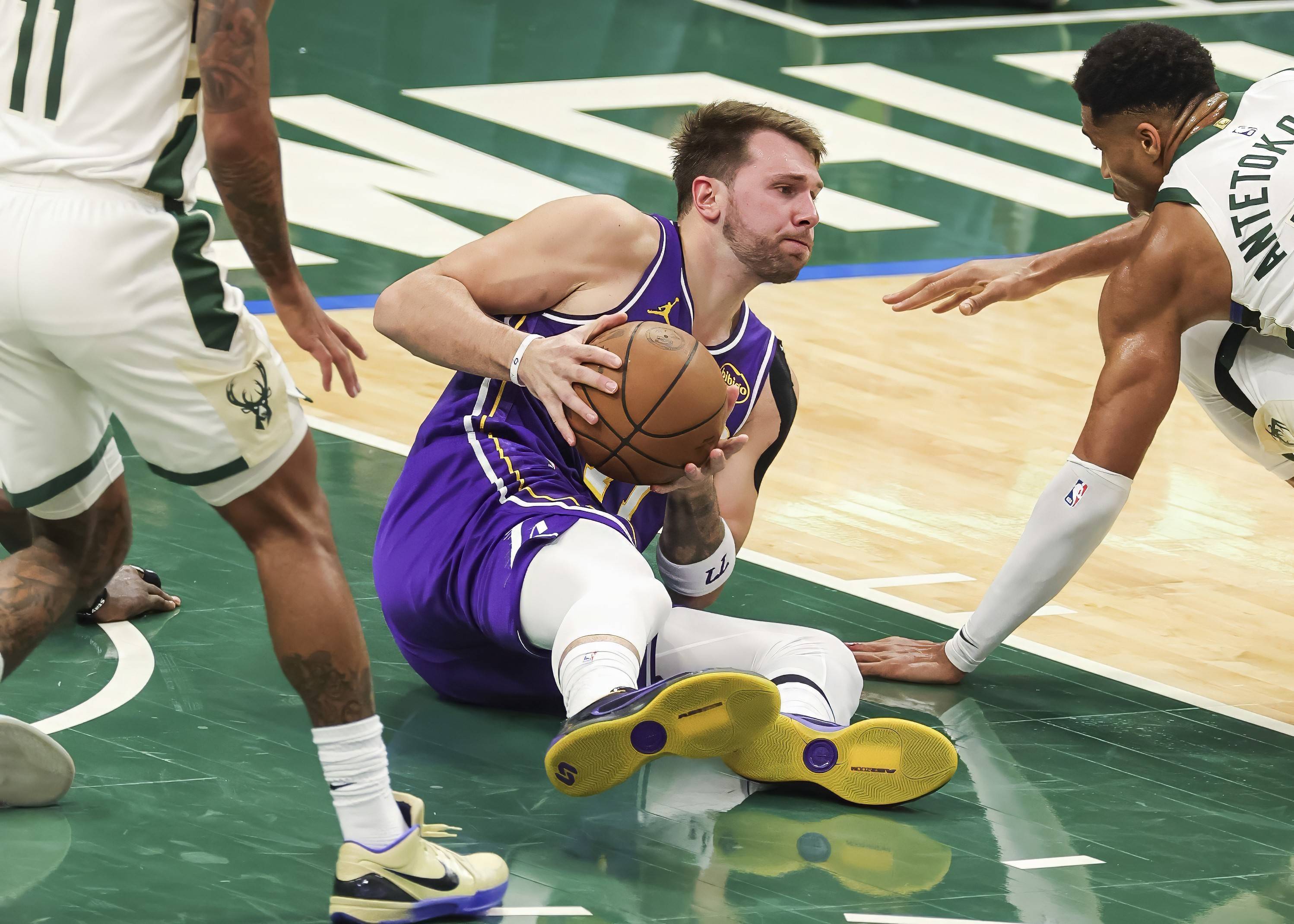 湖人鏖战雄鹿，詹姆斯刷新纪录