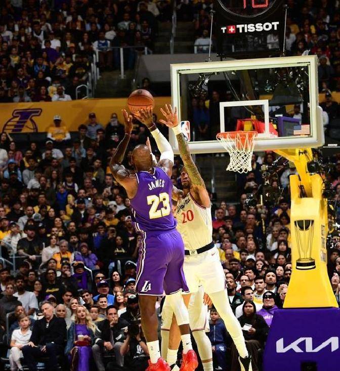 山西队力克湖人，麦科勒姆点燃赛场