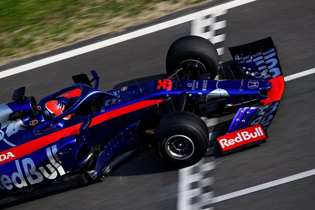 红牛二队鏖战迈凯伦，塞恩斯点燃赛场