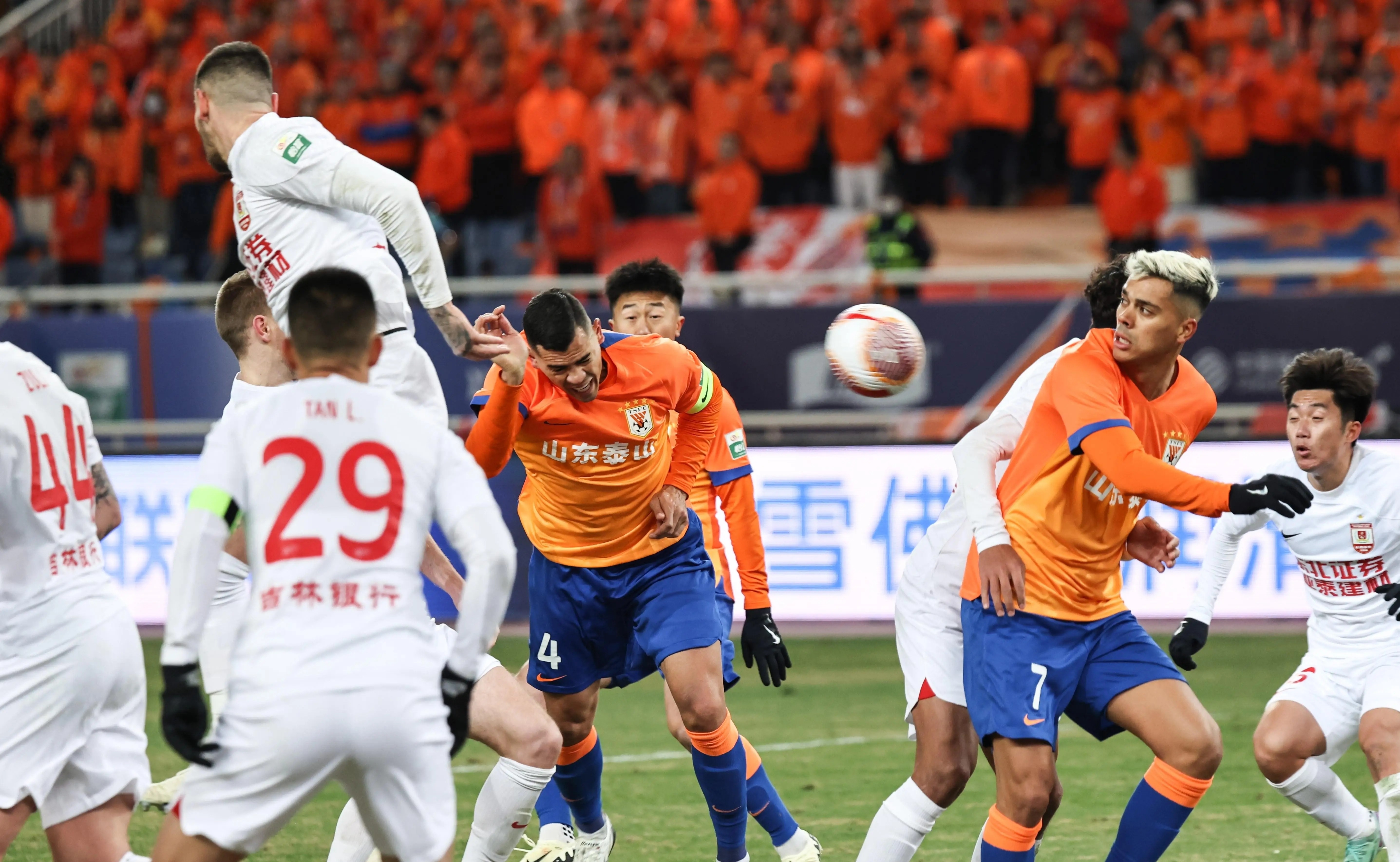 联赛冠争战在即,四强趋于激烈比拼 联赛冠争战在即,四强趋于激烈比拼