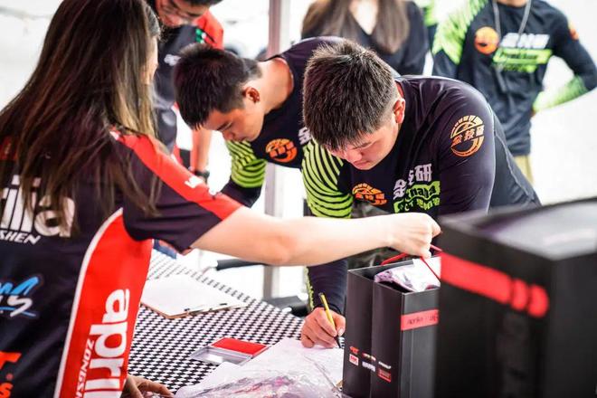 联赛冠争战在即,四强趋于激烈比拼 联赛冠争战在即,四强趋于激烈比拼