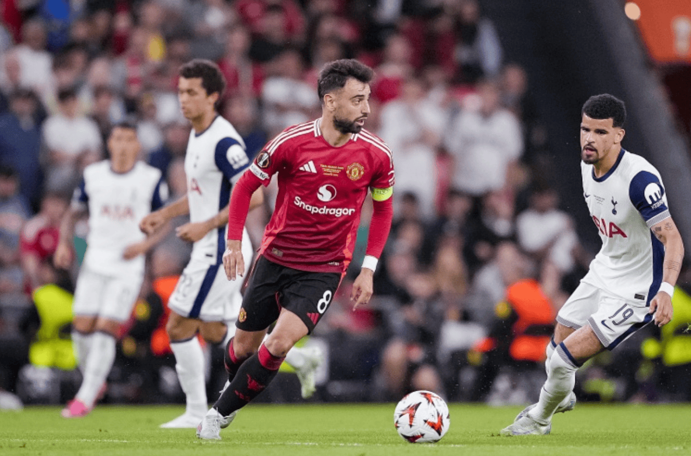 曼联再战欧冠赛场,全队誓取胜利驶向新高峰 曼联再战欧冠赛场,全队誓取胜利驶向新高峰