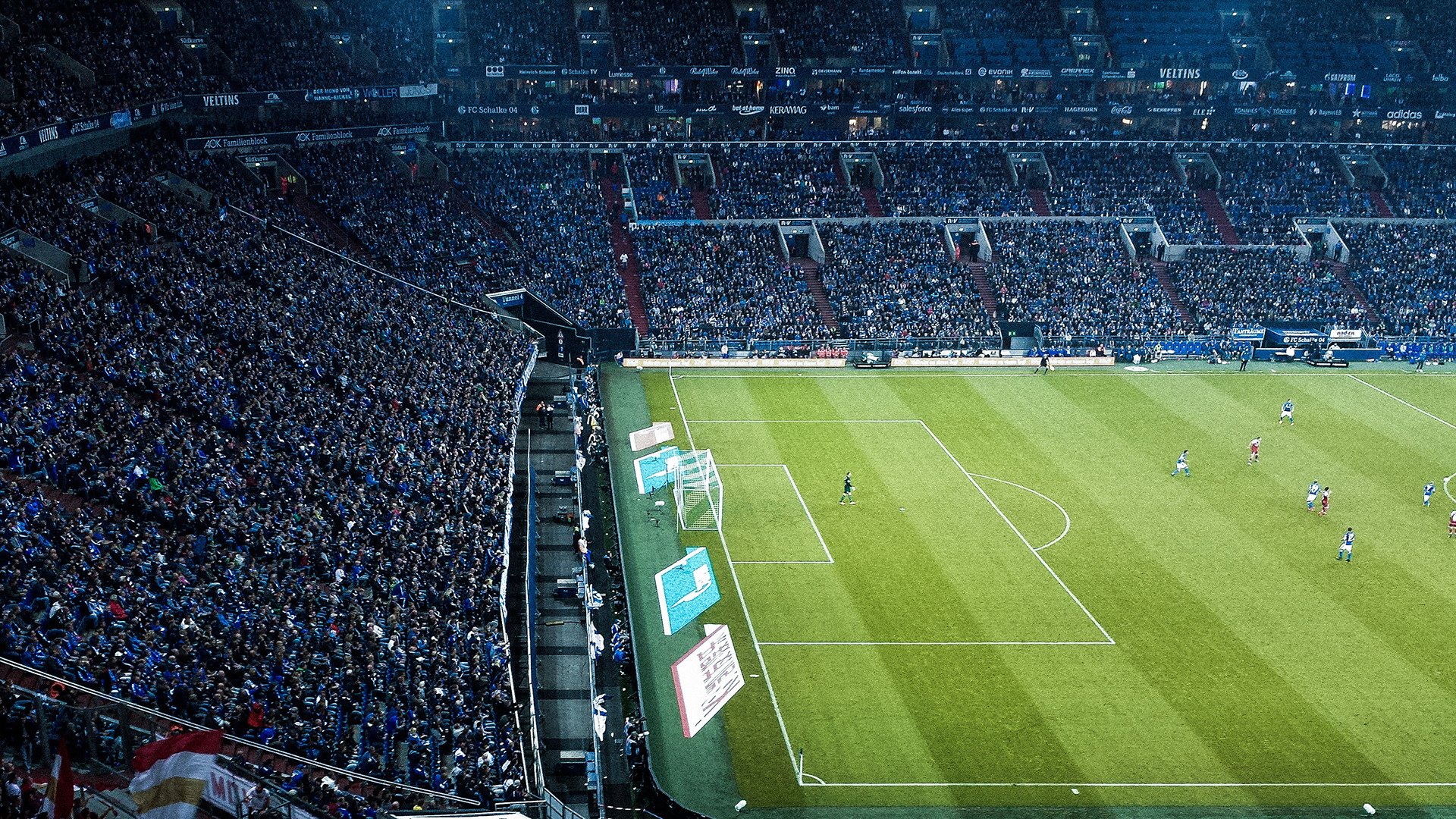 绿茵与赛道双重奏，当法国淘汰巴萨，贝林厄姆在F1赛道接管年度争冠